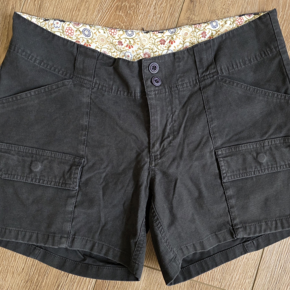 Magellan Outdoors Black Cargo Shorts with Floral Waistband